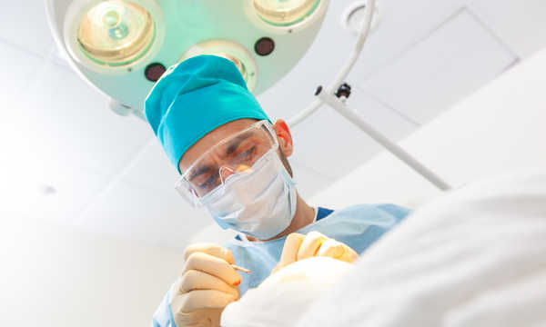 Zabieg transplantacji włosów u kobiet może być wykonywany metodą FUE lub FUT, w zależności od wskazań