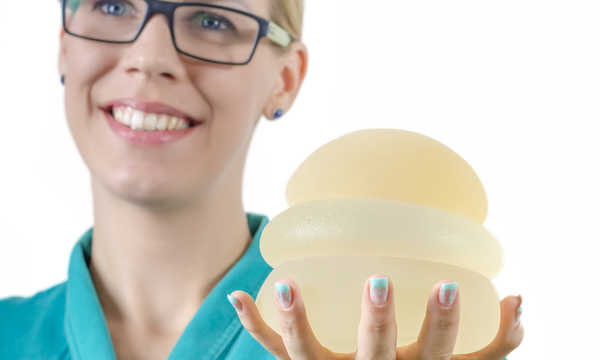 Czy powiększać piersi implantami przed ciążą?