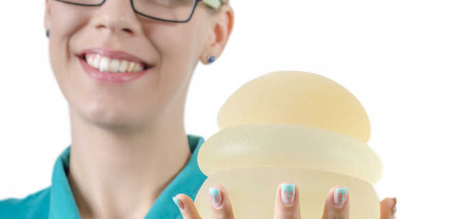 Czy powiększać piersi implantami przed ciążą?