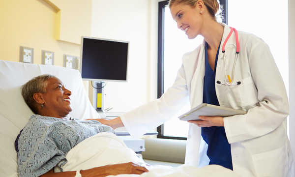 Laparoskopia przepukliny metodą IPOM polega na umieszczeniu siatki od strony jamy brzusznej, co pozwala na stabilne wzmocnienie ściany