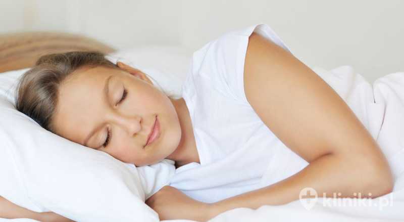 Kobieta śpiąca spokojnie Kobieta śpiąca spokojnie