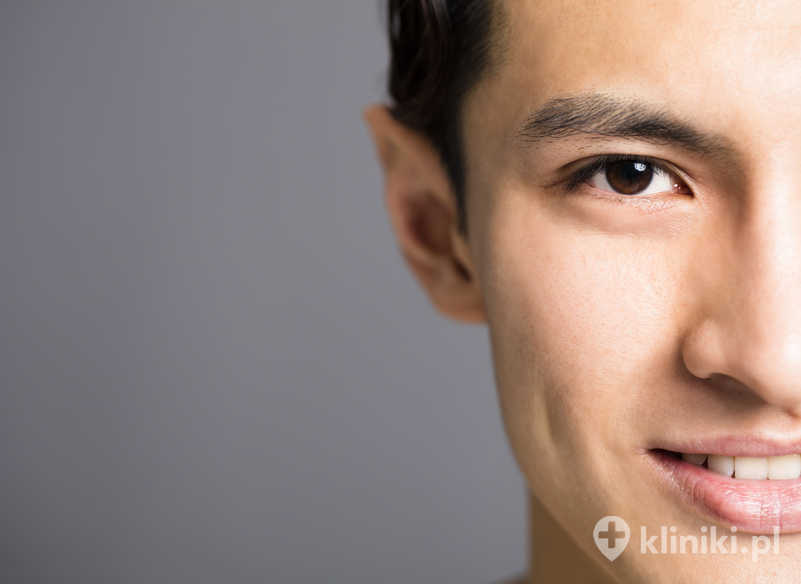 Korekcja odstających uszu poprawia estetykę twarzy.