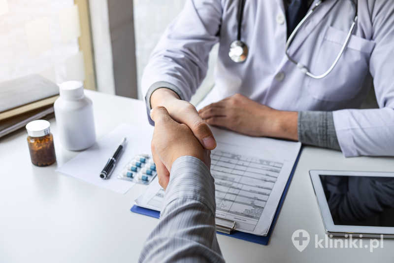 Leczenie choroby Dupuytrena w bardziej zaawansowanych przypadkach wymaga zabiegów chirurgicznych, takich jak fasciotomia lub fasciektomia Leczenie choroby Dupuytrena w bardziej zaawansowanych przypadkach wymaga zabiegów chirurgicznych, takich jak fasciotomia lub fasciektomia