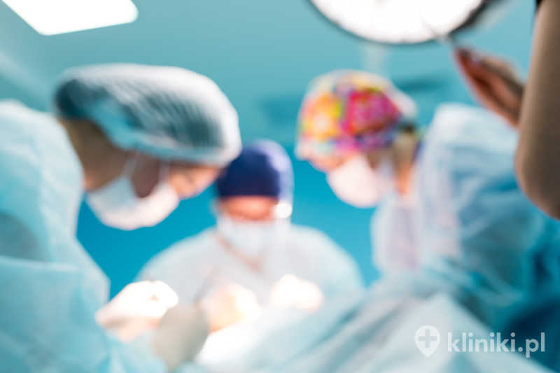 Chirurgiczne zmniejszenie piersi przeprowadza się w znieczuleniu ogólnym i wymaga rekonwalescencji.