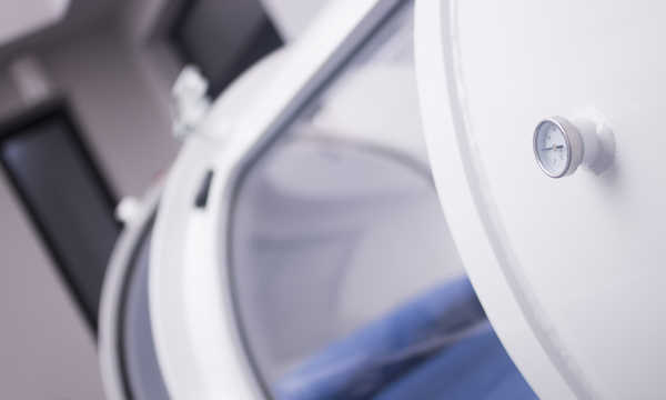 Terapia w komorze hiperbarycznej polega na oddychaniu tlenem pod zwiększonym ciśnieniem Terapia w komorze hiperbarycznej polega na oddychaniu tlenem pod zwiększonym ciśnieniem
