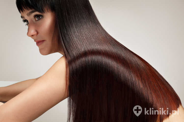 Pielęgnacja skóry głowy po przeszczepie włosów wymaga delikatnego mycia zgodnie z zaleceniami lekarza, aby nie uszkodzić przeszczepionych mieszków