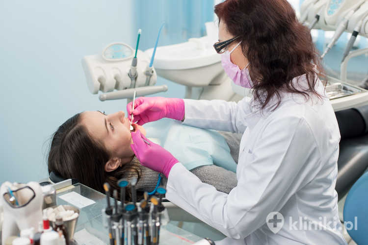 Implant zębowy może ulec niepowodzeniu również u pacjentów z chorobami ogólnoustrojowymi lub nałogowo palących papierosy