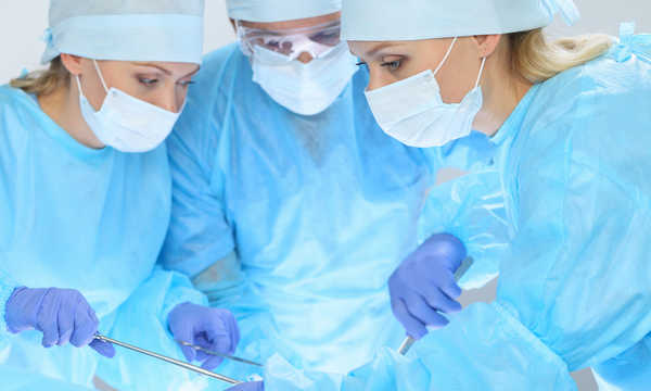 Operacja plastyki nosa polegająca na zmianie kształtu i wielkości nosa