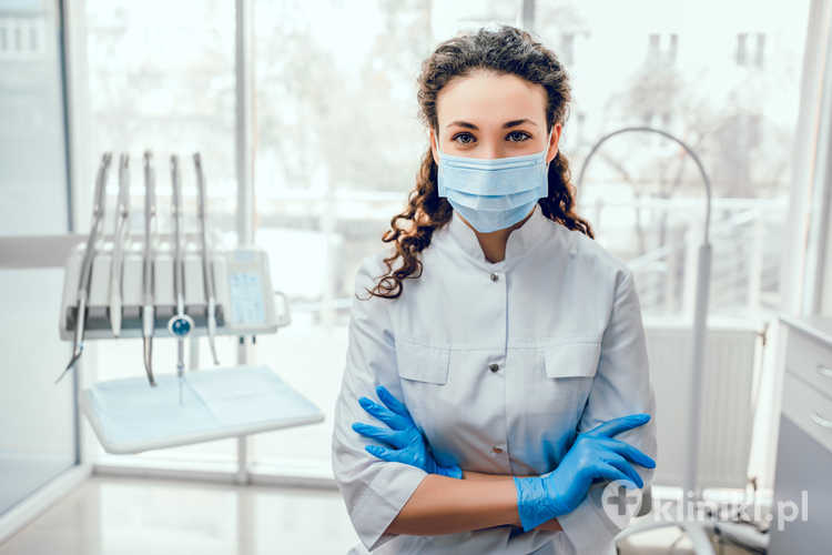 Zapalenie tkanek wokół implantu zębowego może prowadzić do krwawienia, obrzęku, bólu oraz stopniowej utraty kości wokół implantu