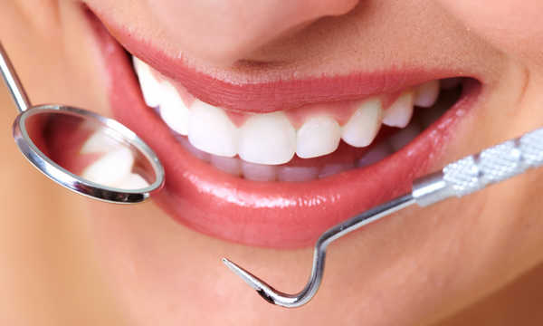 Licówki porcelanowe wymagają minimalnej preparacji szkliwa, co czyni je mało inwazyjną metodą poprawy uśmiechu