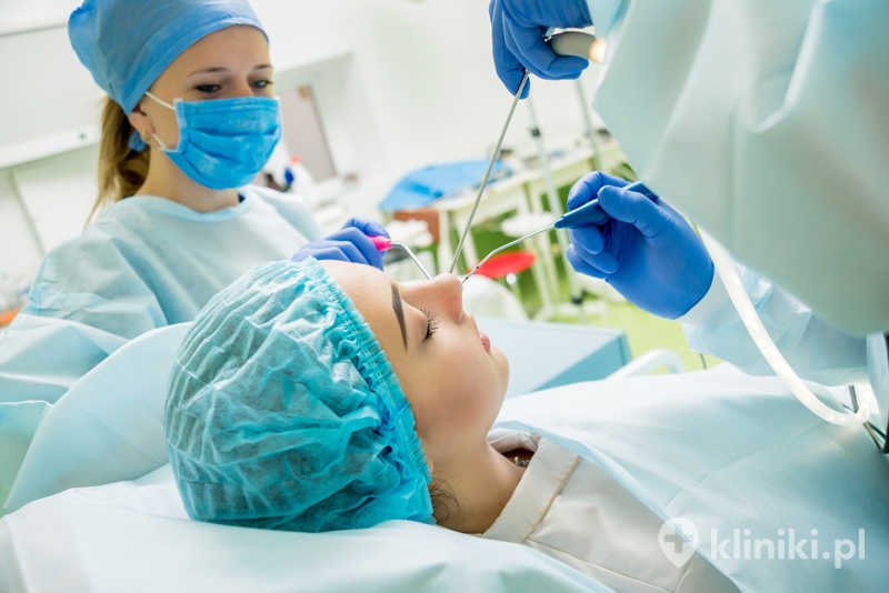 Operacja endoskopowa krzywej przegrody nosa to zabieg mający na celu poprawę drożności nosa