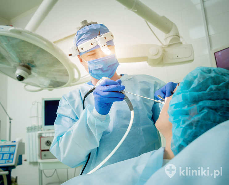 Operacja endoskopowa krzywej przegrody nosa wykonywana jest przy użyciu cienkiej kamery, co zwiększa precyzję