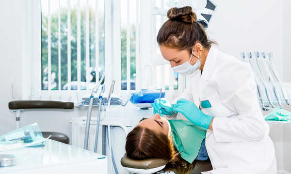 Chirurgiczne usunięcie zęba ósmego jest zabiegiem wykonywanym w znieczuleniu miejscowym i zwykle przebiega bez większych komplikacji