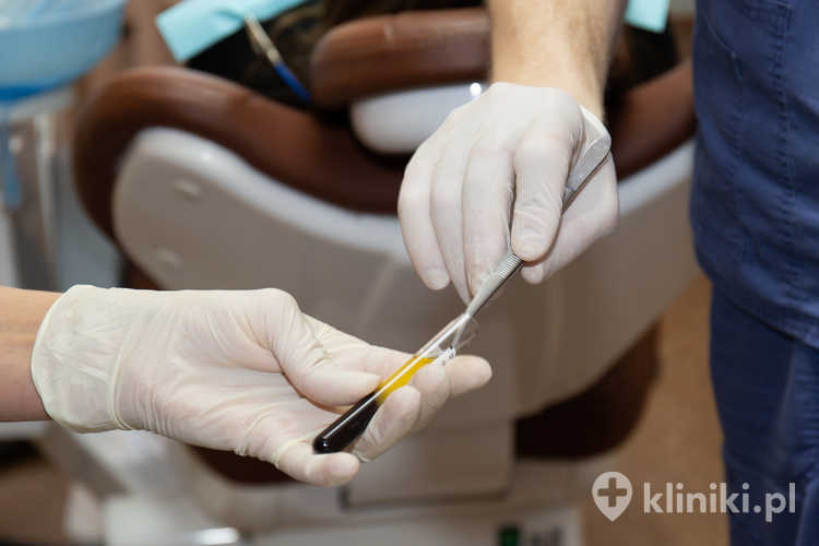 Podanie do stawu biodrowego PRP w połączeniu z tkanką tłuszczową zawierającą komórki macierzyste ma na celu zmniejszenie bólu i poprawę ruchomości stawu