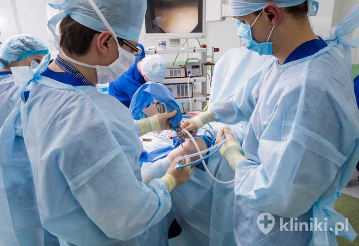 Zabieg artroskopowego przeszczepu łąkotki wykonywany jest małoinwazyjnie, z użyciem niewielkich nacięć i kamery artroskopowej