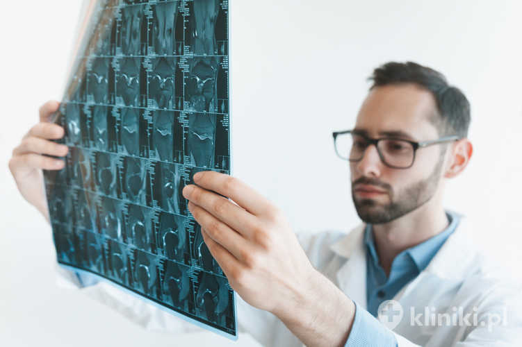 Artroskopia operacyjna łąkotki jest powszechnie stosowaną i bezpieczną metodą leczenia urazów kolana