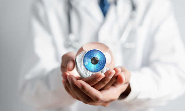 Laserowe leczenie krótkowzroczności polega na precyzyjnym modelowaniu rogówki w celu poprawy ostrości widzenia.