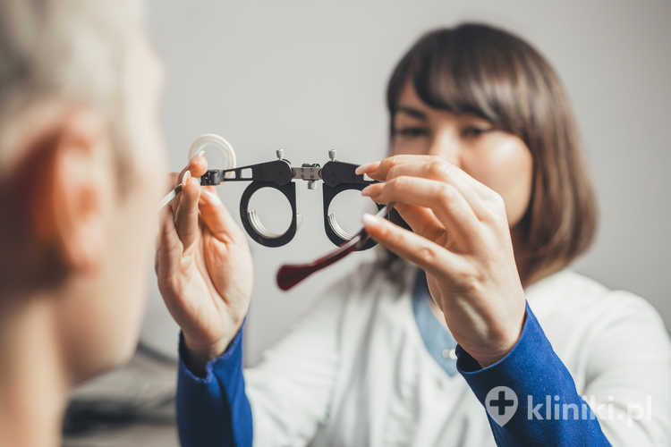 Objawy jaskry u dorosłych często obejmują pogorszenie widzenia obwodowego oraz trudności z widzeniem po zmroku