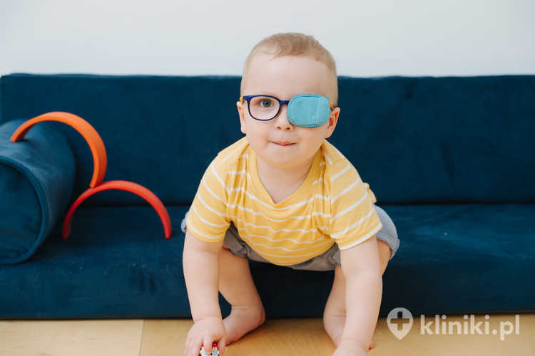 Terapia leniwego oka u dzieci najczęściej obejmuje noszenie odpowiednio dobranych okularów oraz zasłanianie oka dominującego
