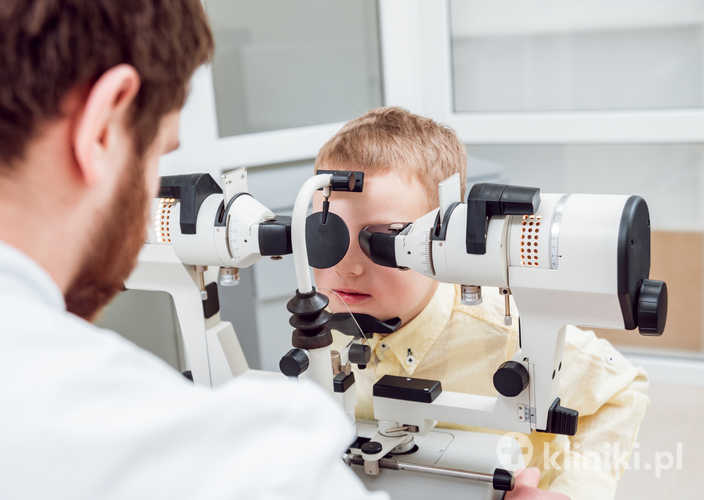 Operacyjne leczenie zeza u dzieci polega na chirurgicznej korekcji mięśni oka w celu przywrócenia prawidłowego ustawienia gałek ocznych