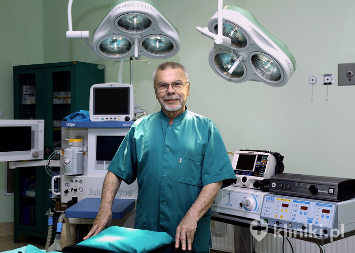 dr Sankowski w sali operacyjnej dr Sankowski w sali operacyjnej
