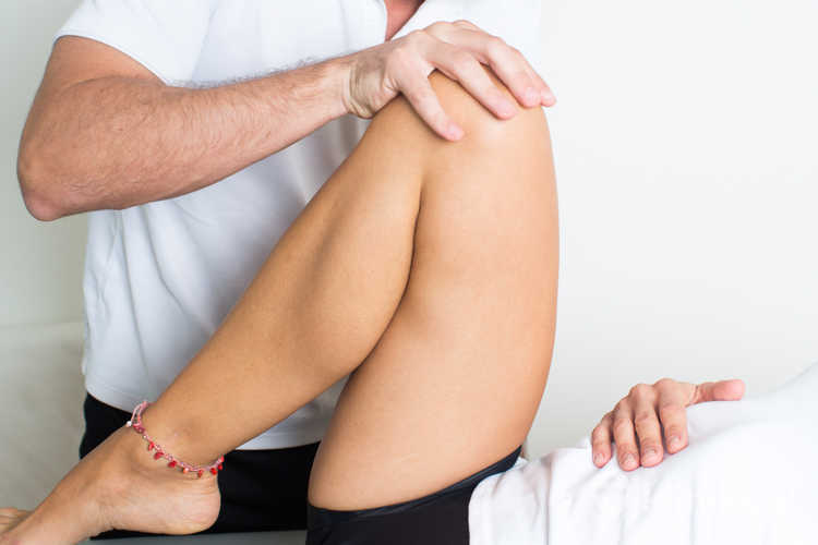 Leczenie operacyjne chrząstki stawowej kolana zwykle wymaga późniejszej rehabilitacji