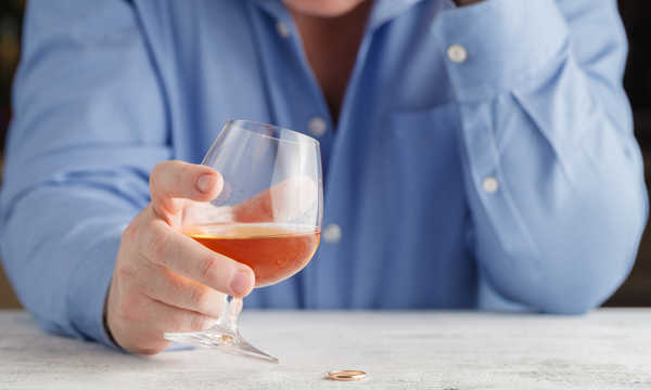 Terapia psychologiczna w leczeniu uzależnienia od alkoholu pomaga pacjentowi nauczyć się rozpoznawania i kontrolowania głodu alkoholowego