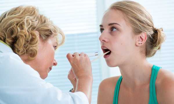 Wędzidełko języka podcina się po dokładnej ocenie objawów klinicznych i wskazań medycznych, a nie wyłącznie na podstawie jego wyglądu