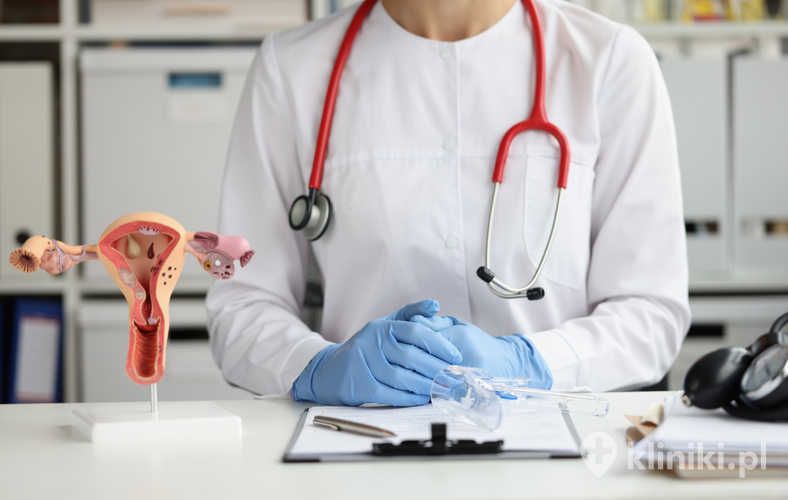 Elektrokauteryzacja jajników (skaryfikacja) wykonywana jest laparoskopowo, co skraca czas rekonwalescencji i zmniejsza ryzyko powikłań