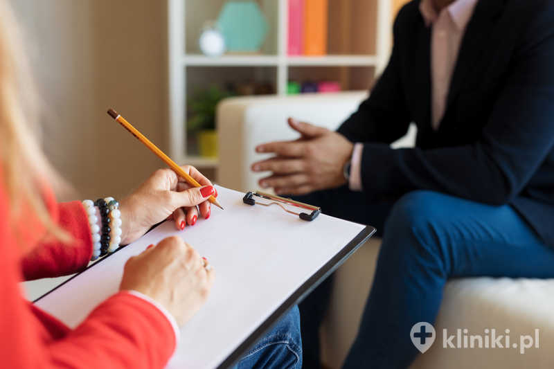 Terapia behawioralno-poznawcza wykorzystuje techniki takie jak analiza myśli, eksperymenty behawioralne i zadania domowe Terapia behawioralno-poznawcza wykorzystuje techniki takie jak analiza myśli, eksperymenty behawioralne i zadania domowe
