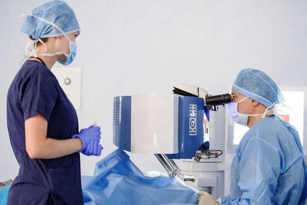 Prof. Bartłomiej Kałużny podczas przeprowadzania laserowej korekcji wzroku