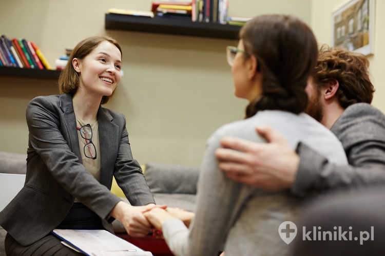 Instruktor Modelu Creightona wspiera pacjentki w nauce rozpoznawania zmian śluzu szyjkowego w trakcie cyklu