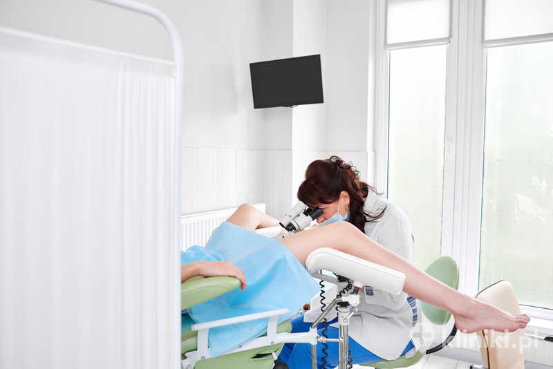 Kolposkopia jest badaniem diagnostycznym szyjki macicy wykonywanym przy użyciu kolposkopu Kolposkopia jest badaniem diagnostycznym szyjki macicy wykonywanym przy użyciu kolposkopu