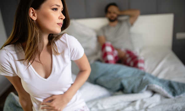 Zaburzenia miesiączkowania mogą wynikać z nieprawidłowości hormonalnych, chorób przewlekłych, stresu lub zmian masy ciała