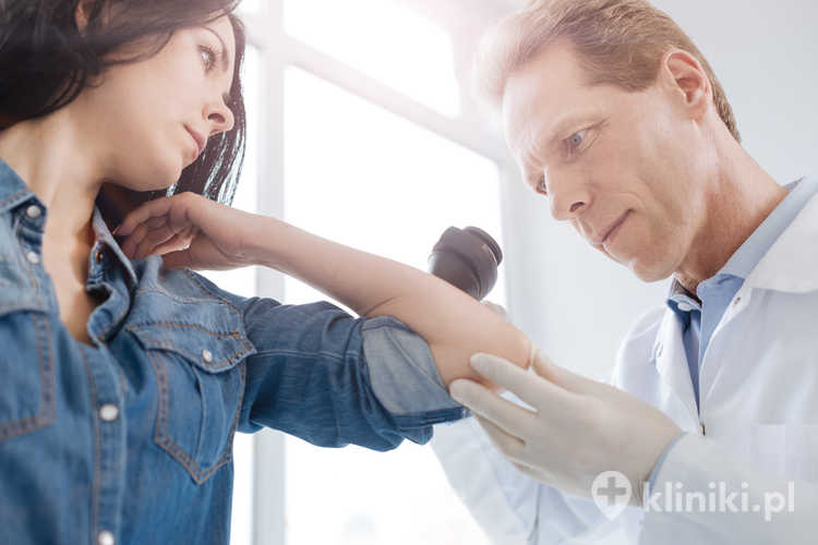 Łuszczycę rozpoznaje dermatolog głównie na podstawie wyglądu skóry