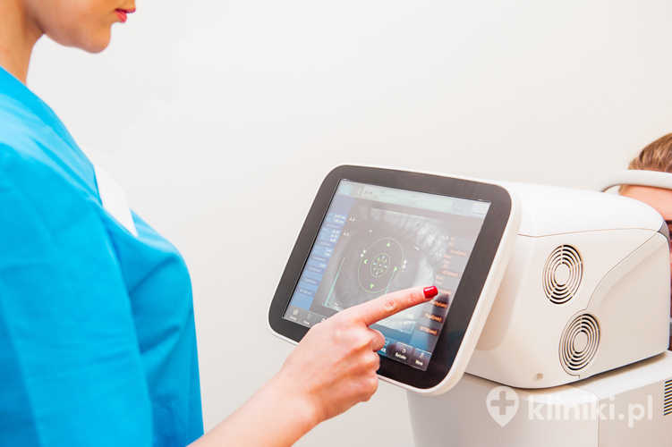 System robotyczny zapewnia chirurgowi powiększony, trójwymiarowy obraz pola operacyjnego