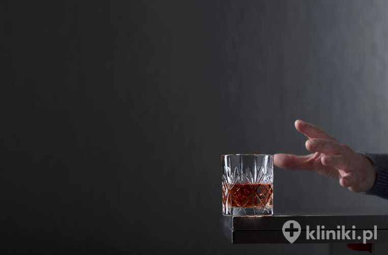 Disulfiram powoduje nagromadzenie aldehydu octowego po wypiciu alkoholu.