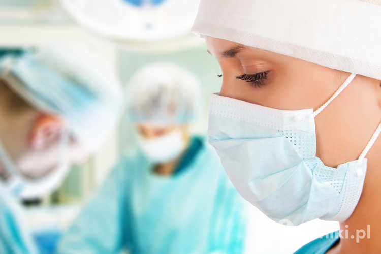 Operacja przepukliny laparoskopowo jest nowoczesną metodą leczenia, która pozwala na naprawę ubytku w powłokach brzusznych przy użyciu niewielkich nacięć