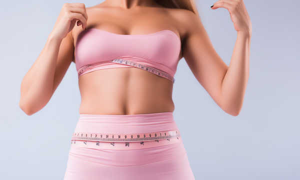 Abdominoplastyka polega na usunięciu nadmiaru skóry i tkanki tłuszczowej z brzucha.