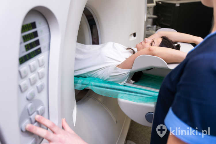 Rezonans magnetyczny nie wykorzystuje promieniowania jonizującego, dzięki czemu uznawany jest za bezpieczny