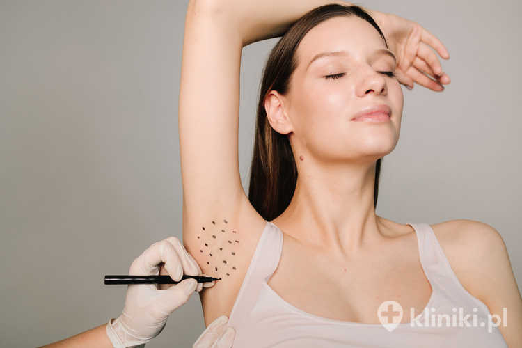 Dermatolog ocenia znamiona i wykrywa podejrzane zmiany