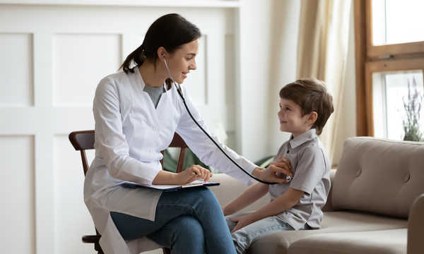 Rola pediatry obejmuje diagnozowanie i leczenie chorób wieku dziecięcego