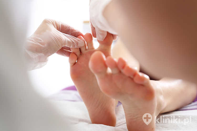 Specjalista dermatologii diagnozuje infekcje oraz alergie skórne