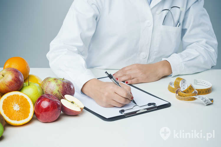 Specjalista żywieniowy pomaga opracować bezpieczną dietę redukcyjną