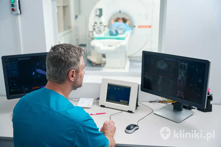 Kontrast używany w tomografii komputerowej najczęściej zawiera związki jodu