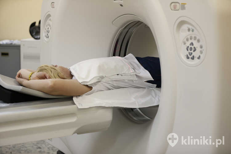 TK pomiarowe umożliwia ocenę długości kości oraz różnic w długości kończyn.