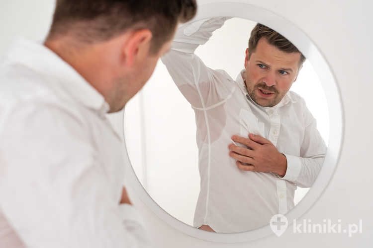 Mężczyzna z nadpotliwością doświadczający nadmiernego pocenia się pod pachą