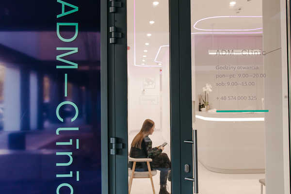 wejście główne ADM CLINIC, ul. Siedmiogrodzka 3/U3