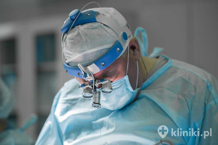 Operacja wszczepienia implantów do brzucha i klatki piersiowej