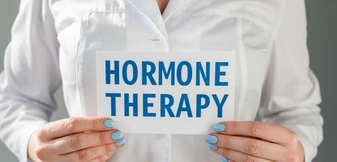 Terapia hormonalna po menopauzie – korzyści i ryzyko